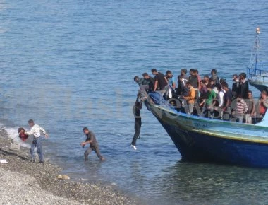 «Αποβατική άσκηση» τύπου EFES από αλλοδαπούς στη Λέσβο: Αποβιβάστηκαν στην πλαζ της πόλης ανενόχλητοι!